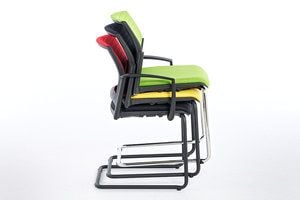 Die Stuhlmodelle lassen sich zu stabilen Stapeln zusammenstellen